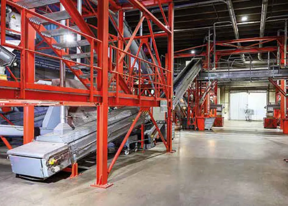 Plant for granulating scrap tyres with conveyor belts and screens